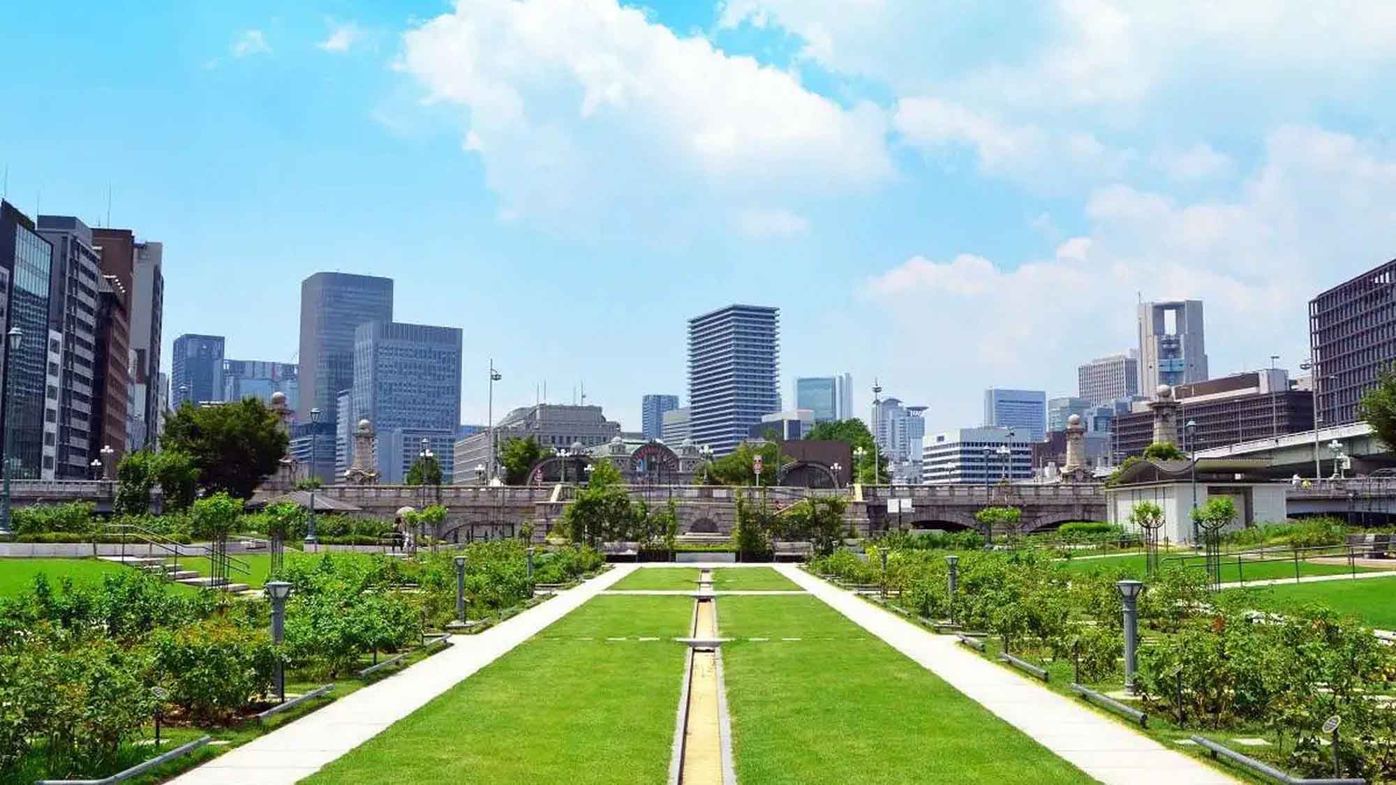 【淀屋橋・中之島】夏は芝生が青々しく茂り、季節によってバラ園も開催。