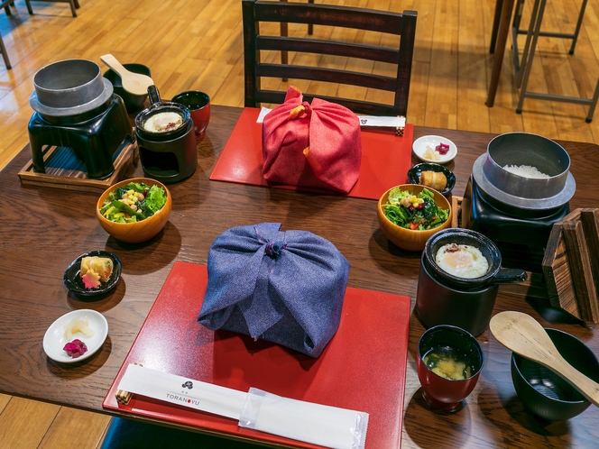 【Breakfast】朝食　和を感じる包みが可愛らしいお弁当をご用意