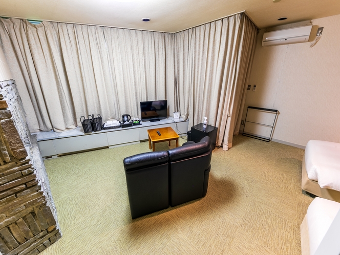 【twin bedded room with modular bath】窓側展望ユニットバス付洋室