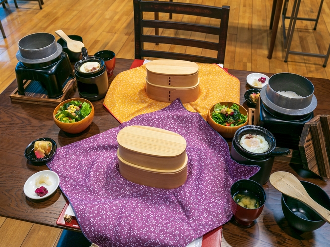 【Breakfast】朝食　包みを開くと曲げわっぱのお弁当箱がお目見え