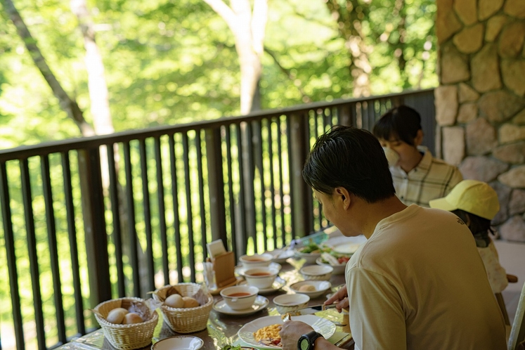 テラスで朝食