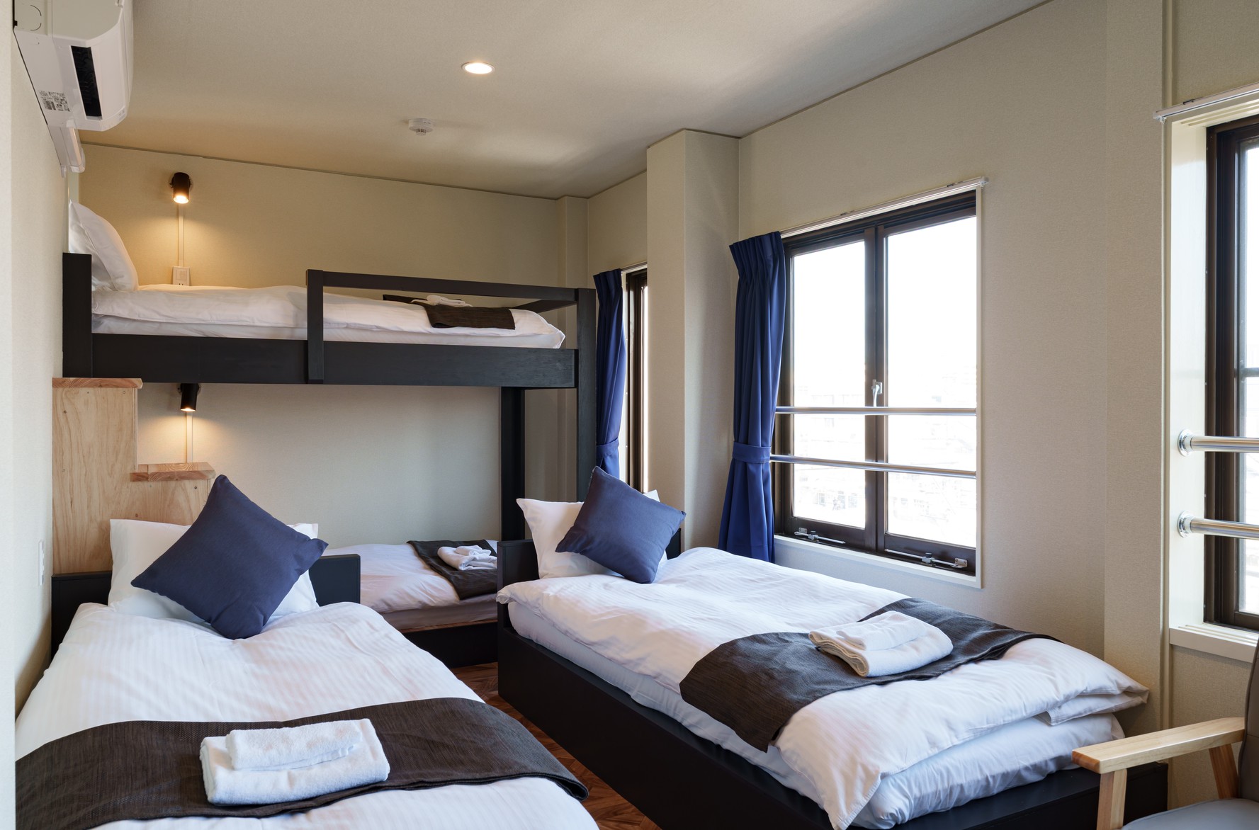 4人部屋A（シャワーあり、シングルベッド2+バンクベッド）