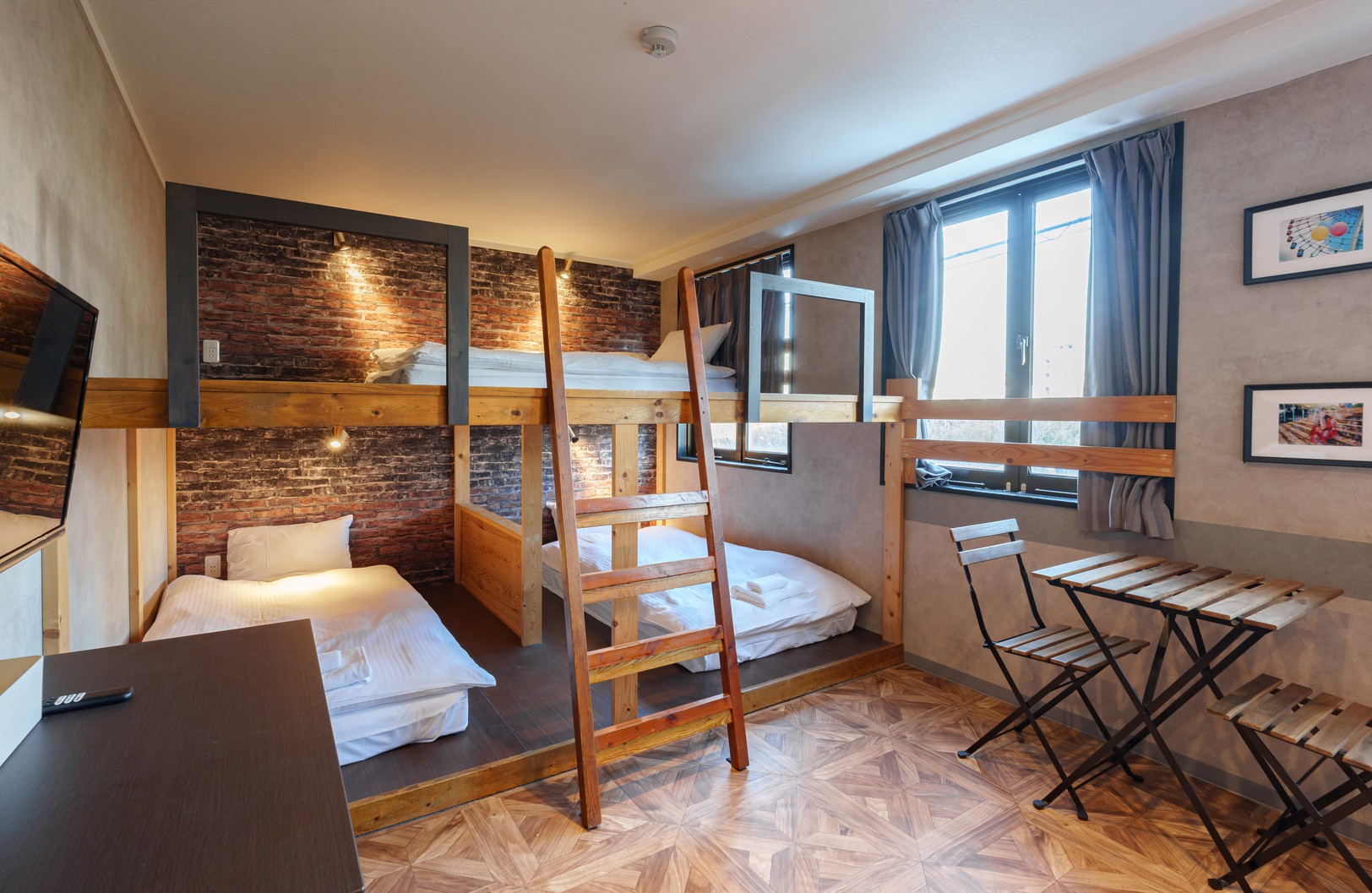 5人部屋A（共用シャワー、シングルベッド4+ロフトベッド）