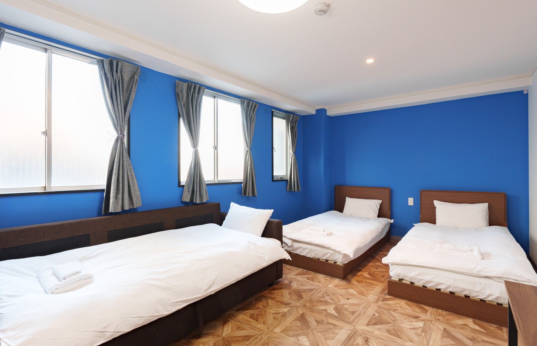 5人部屋B（共用シャワー、シングルベッド4+ソファベッド）