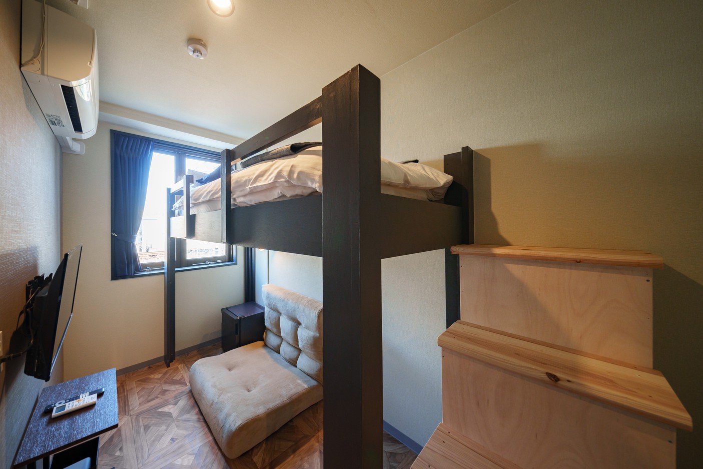 シングルロフト（共用シャワー）