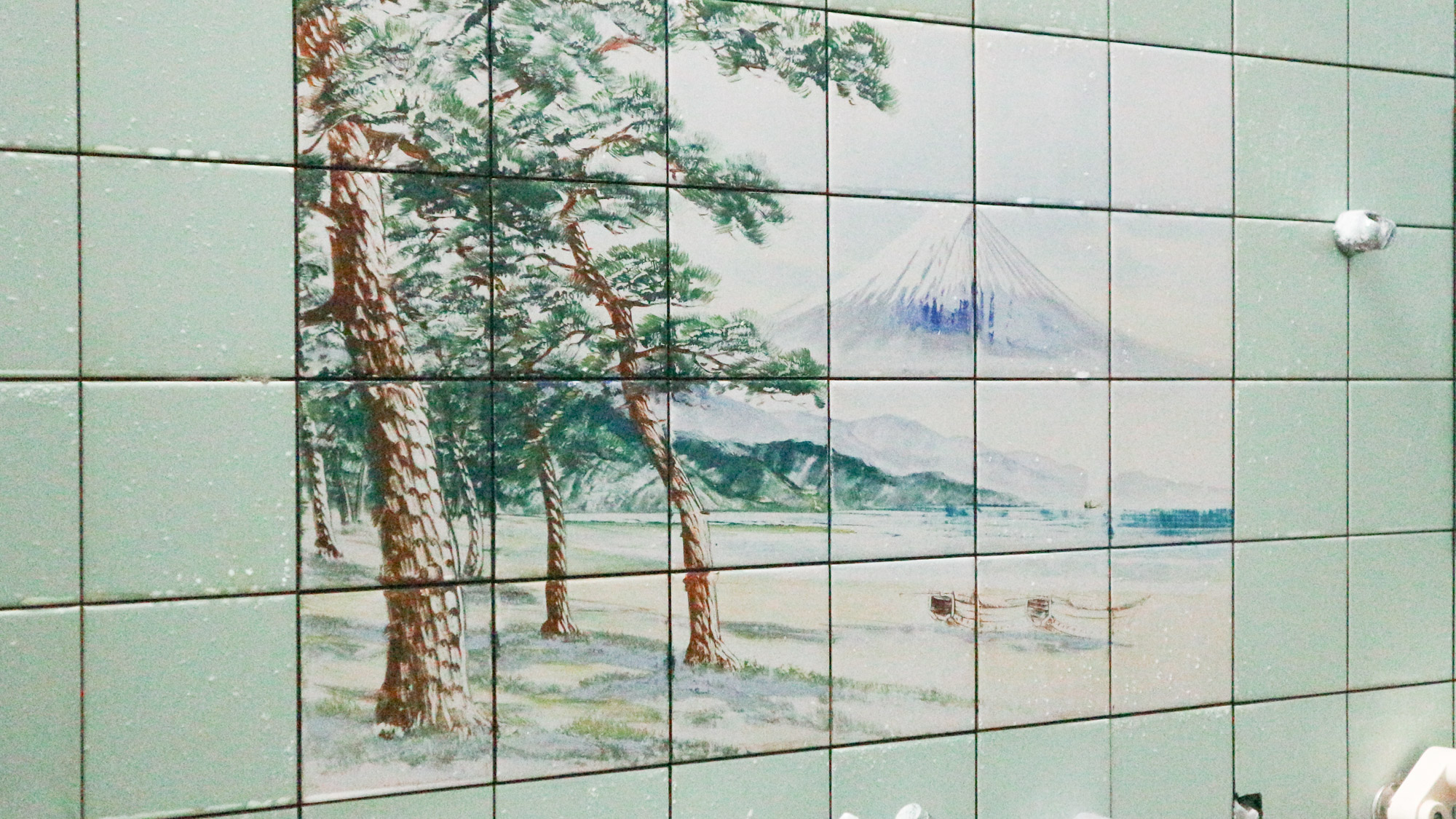 *【大浴場(女湯)】壁絵。日本一の山に思いを馳せながらの入浴も乙です♪