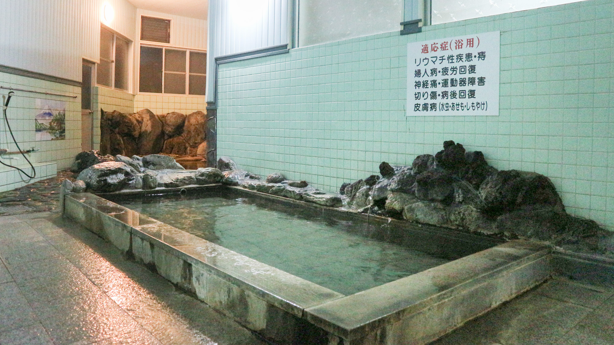 *【大浴場(男湯)】人工大理石の湯船。100％の天然温泉をご堪能ください！