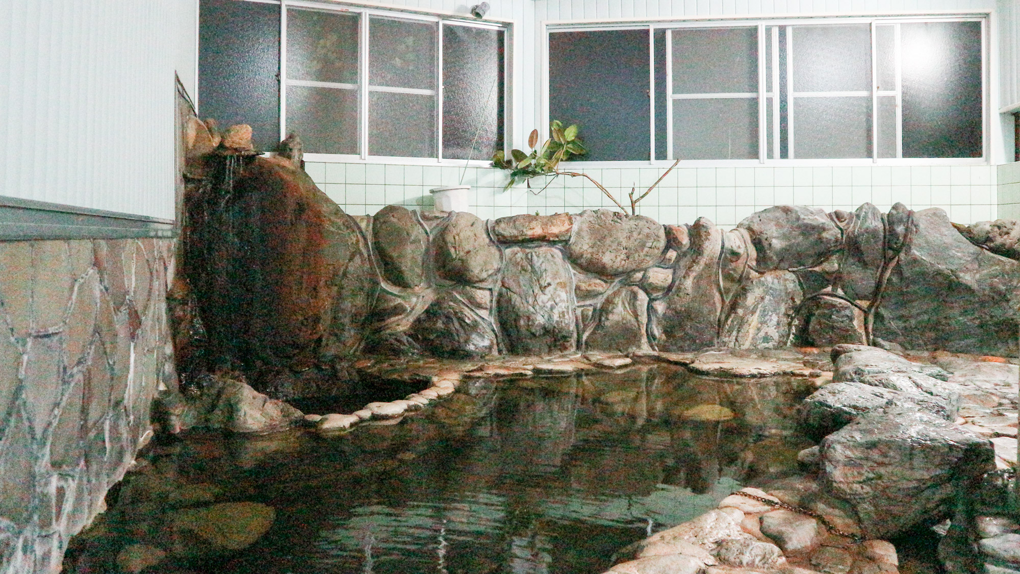 *【大浴場(女湯)】岩風呂。雰囲気ある岩風呂で当館自慢の温泉をご堪能ください！