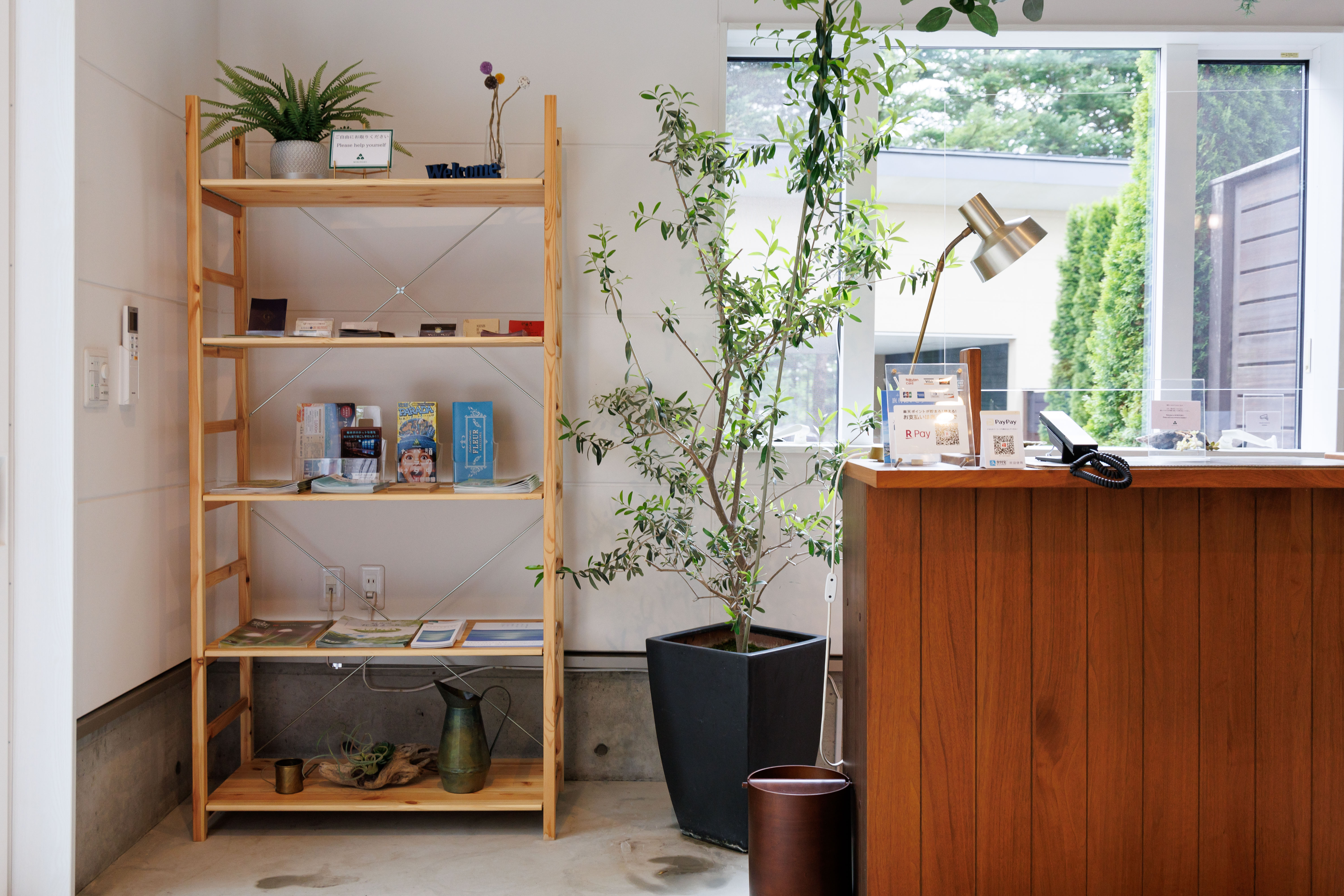 フロントには周辺のスポットやグルメ情報が分かるフリーペーパーをご用意しています