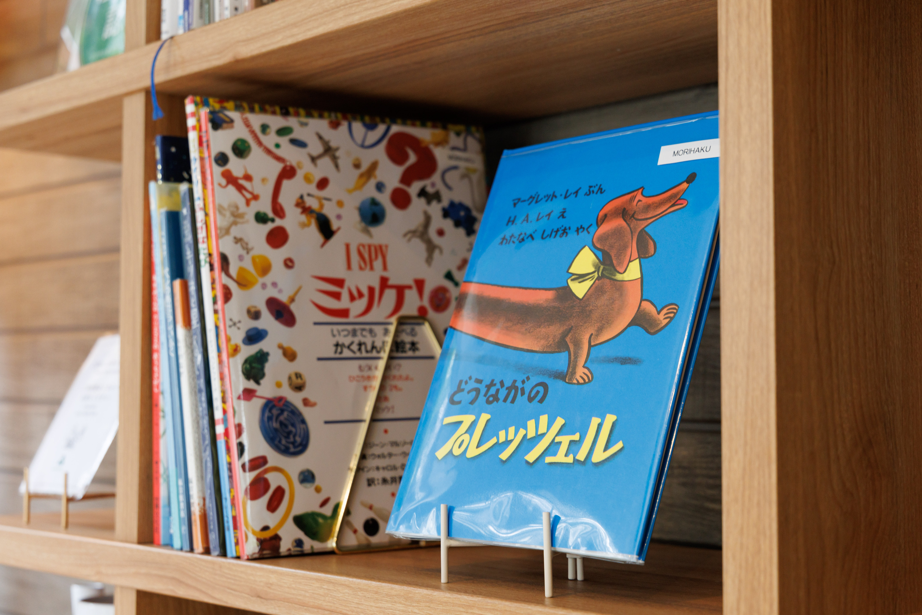 フロントにお子様から大人まで楽しめる絵本や本なども置いています