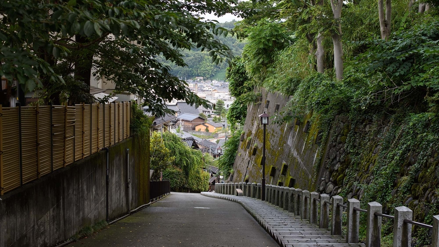 ・周辺は自然も感じられる石畳の坂道です