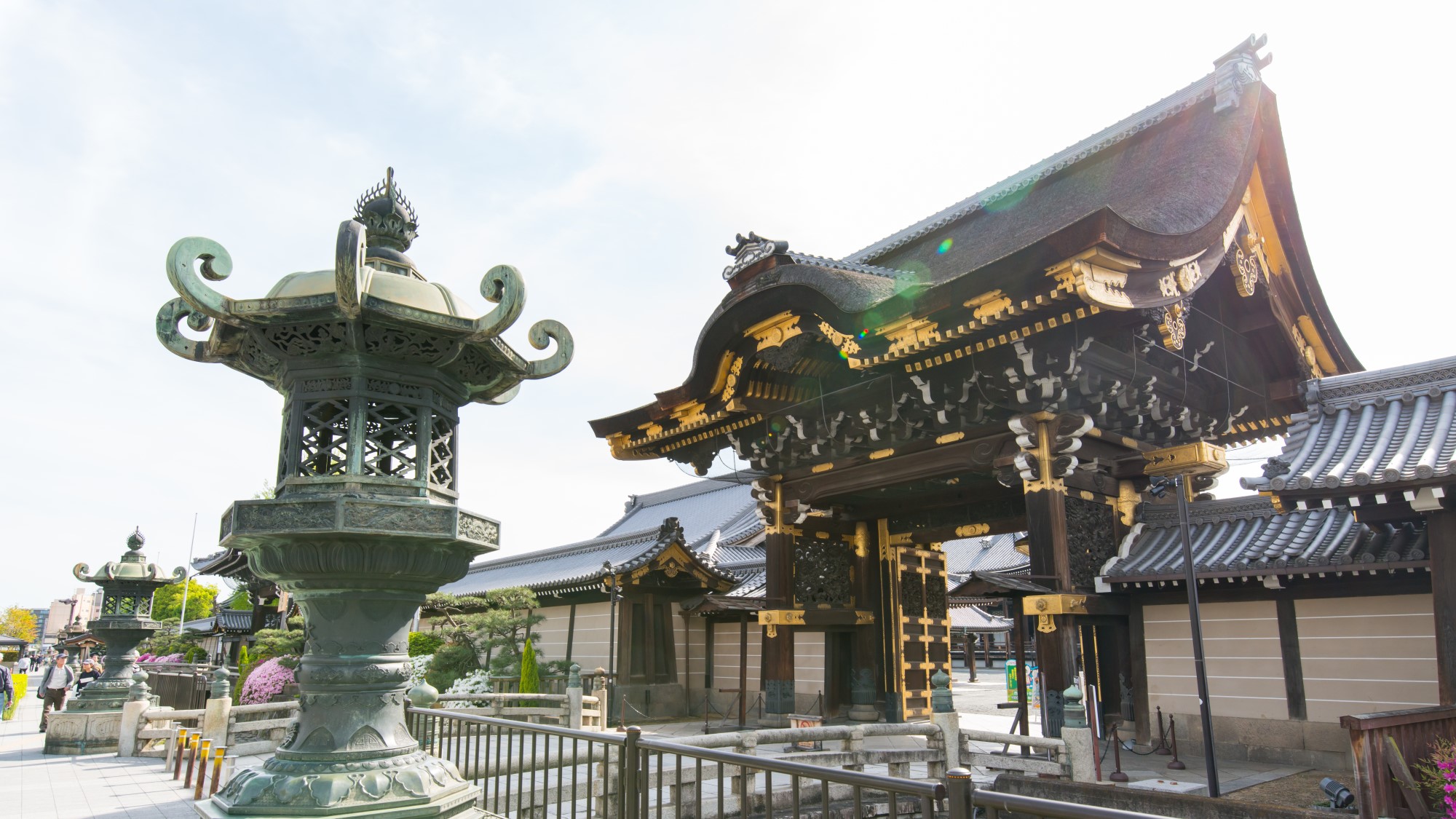 西本願寺 阿弥陀堂門（春）