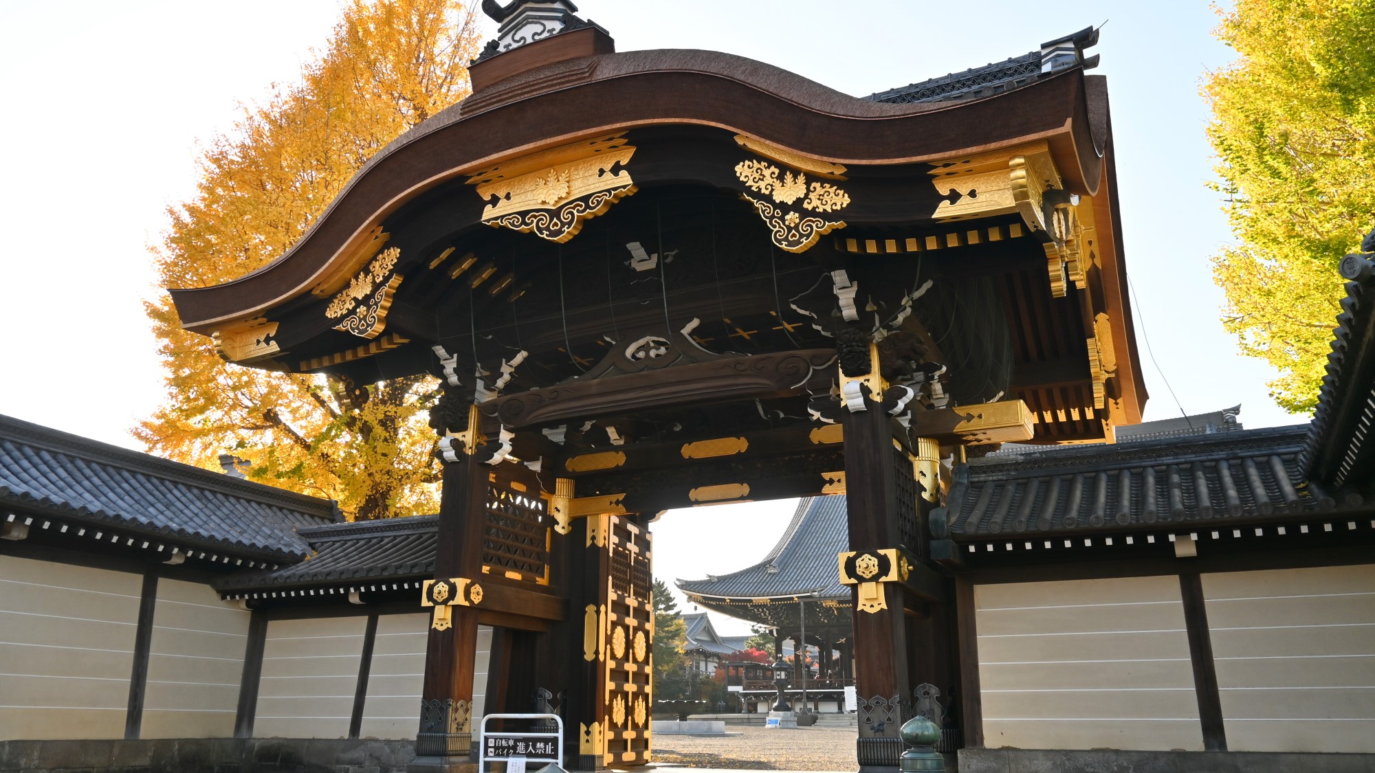 東本願寺 阿弥陀堂門（秋）
