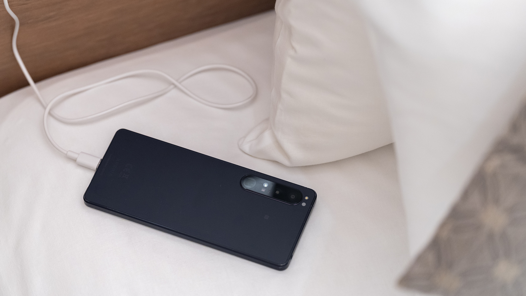 【全客室】ベッドサイドのUSBコンセントで充電可能