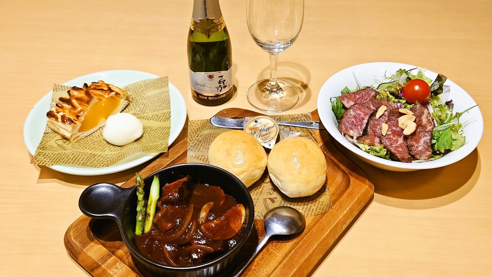 ビーフシチュー＆ローストビーフ、パンと選べるデザート・スパークリングワインで(二食付)