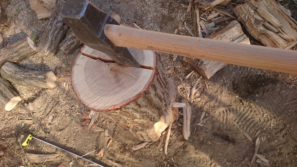 ナラ材の薪割り