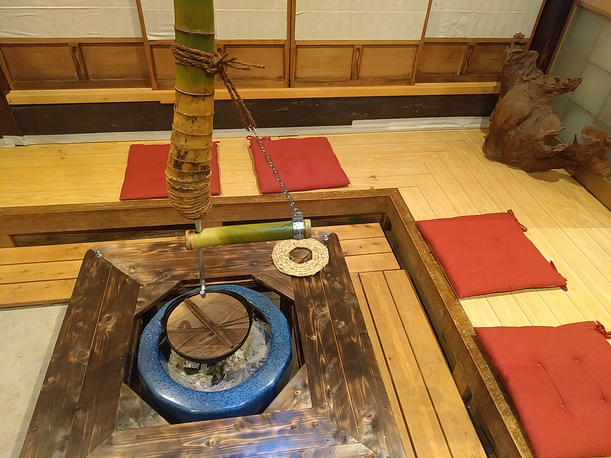 玄関を入った土間には火鉢が設置してあります。
囲炉裏は小さなお子様には大変危険な設備ですので当宿では火鉢を利用し卓を設置することで利便性を高めています。