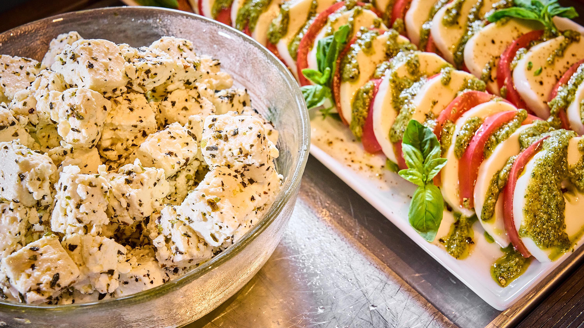 【朝食】ヘルシーでバラエティに富んだ和洋のメニューを揃えております