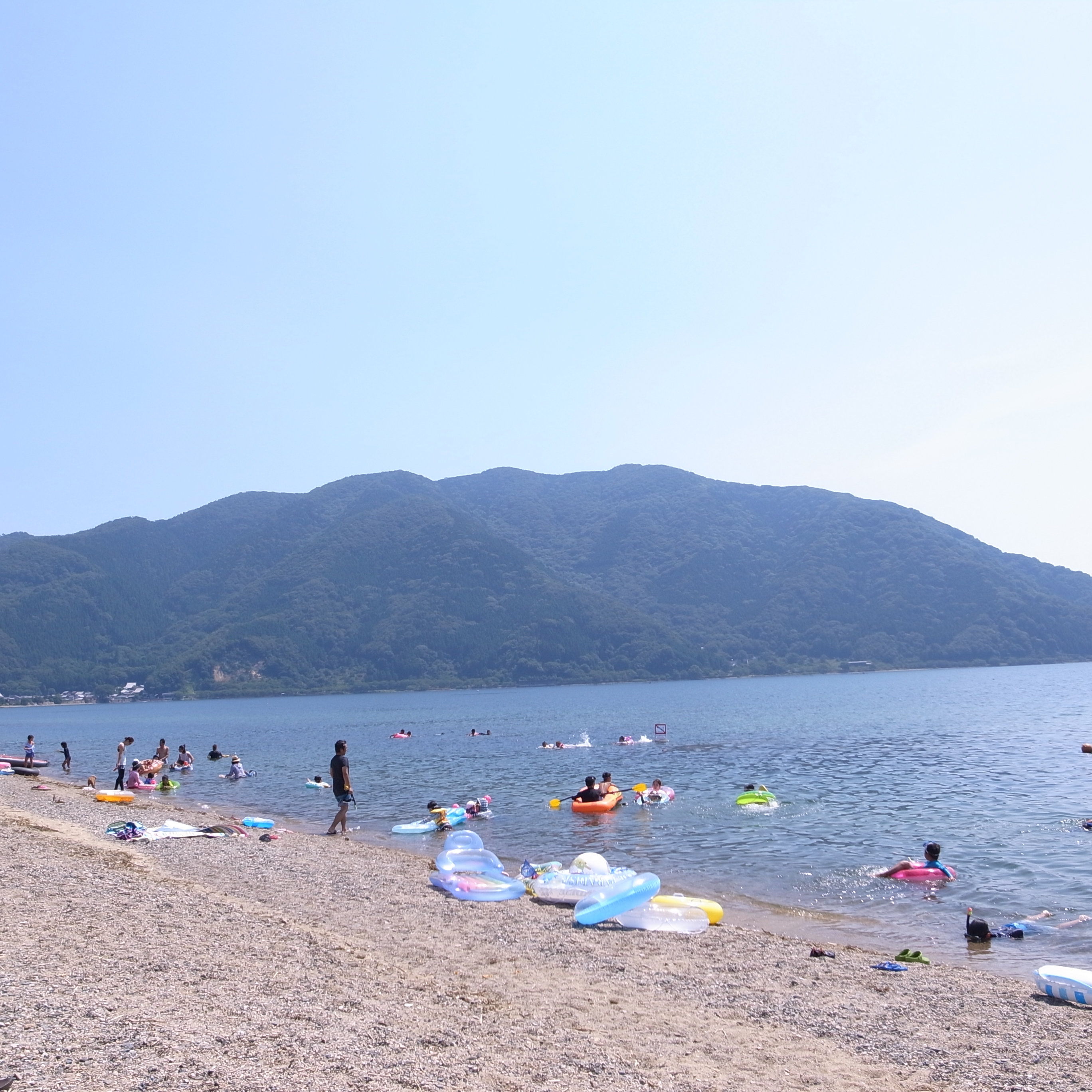 琵琶湖まで徒歩1分。琵琶湖沿いを3分ほどあるくとサニービーチです。