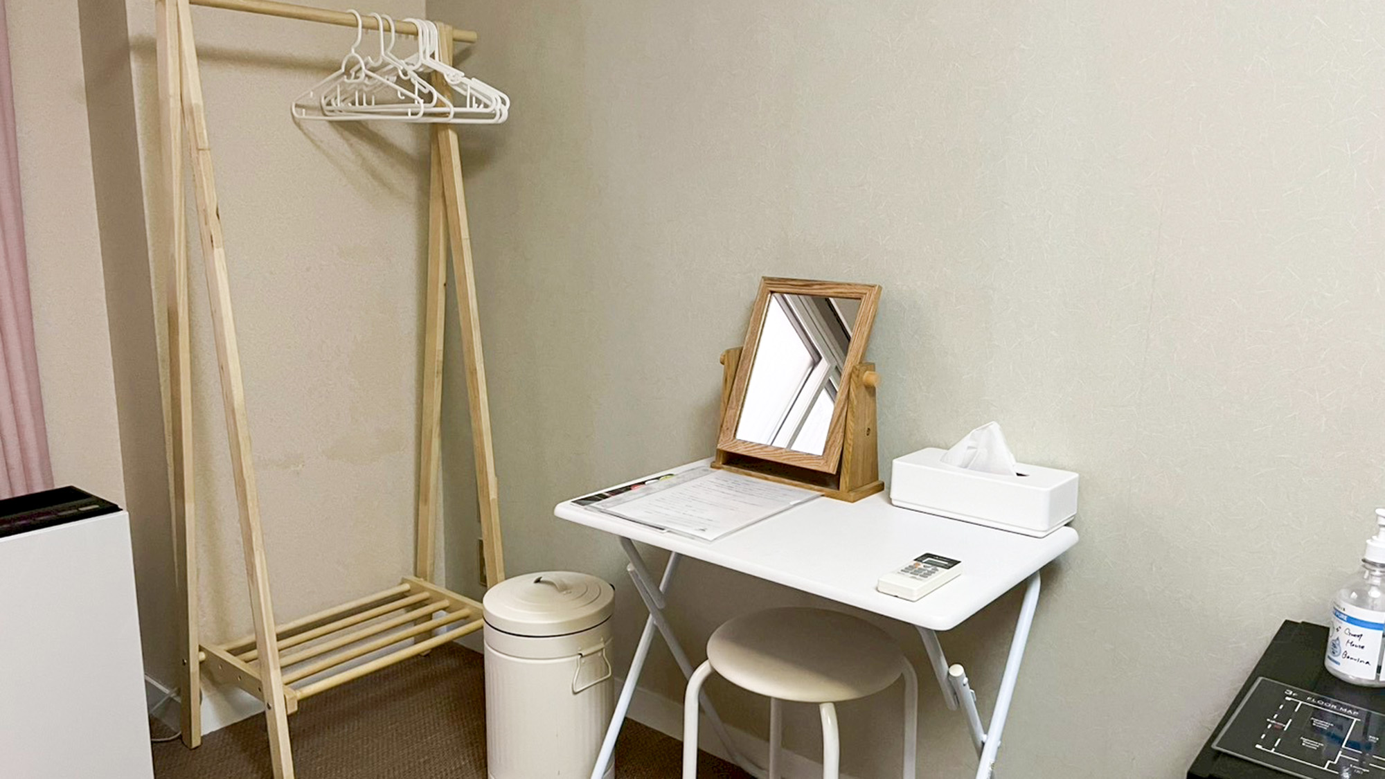 ・【303/ドミトリー】ハンガー掛けを完備。シワをつけたくないお洋服や長めのアウターでも安心です
