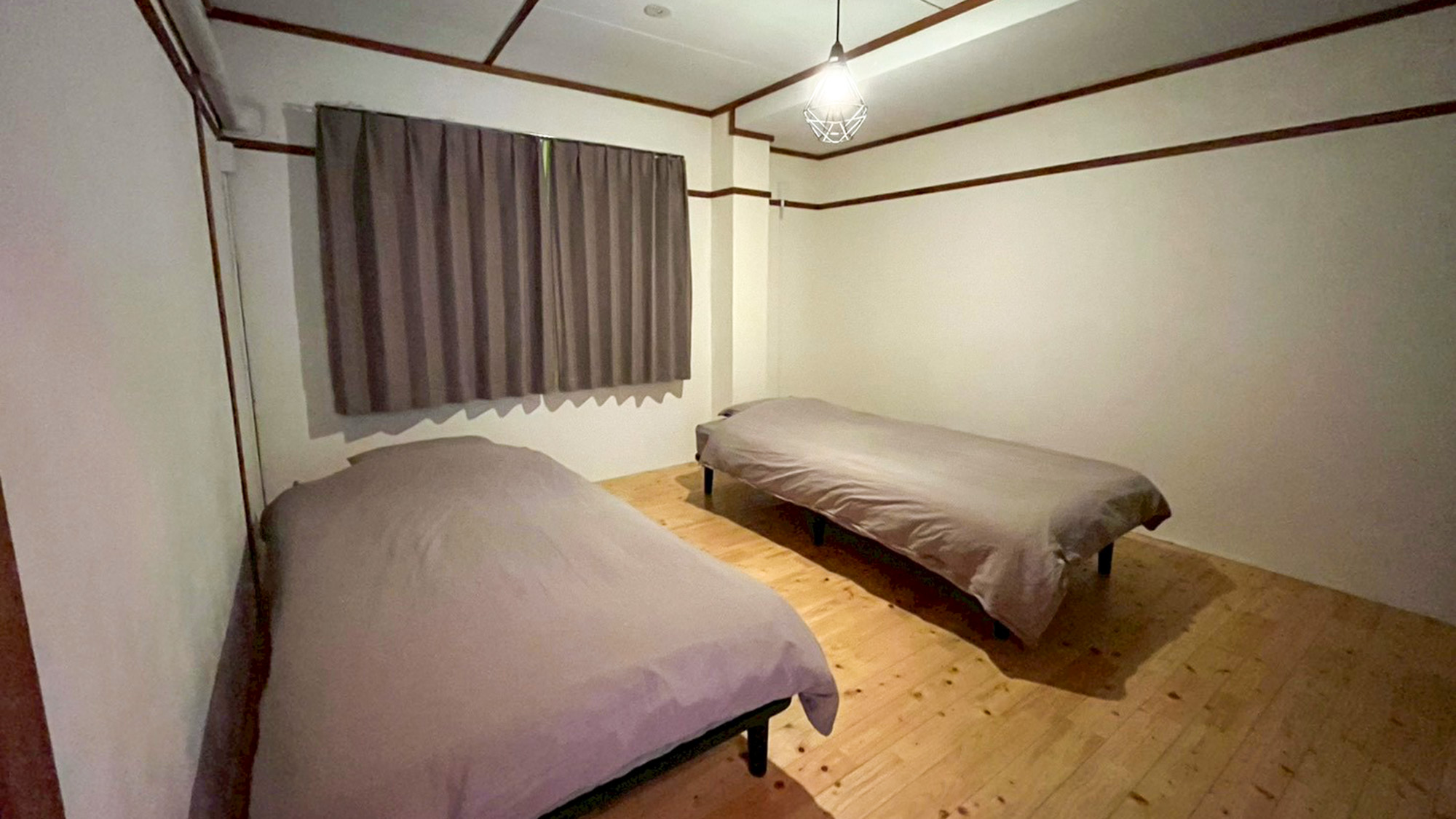 ・【204/ツインルーム】ブラウンで統一されたツインベッドルームです。ゆっくりお過ごしください