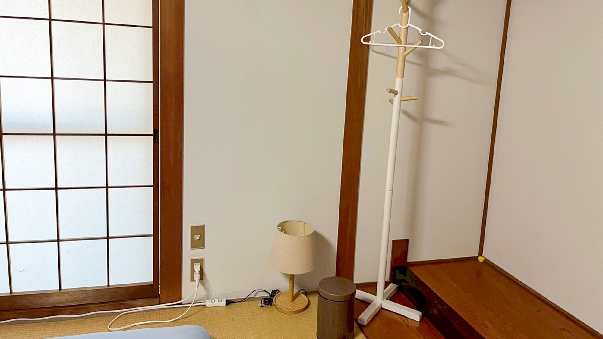 ・【304/ドミトリー和室ルーム】ハンガー掛けを完備。シワをつけたくないお洋服でも安心です
