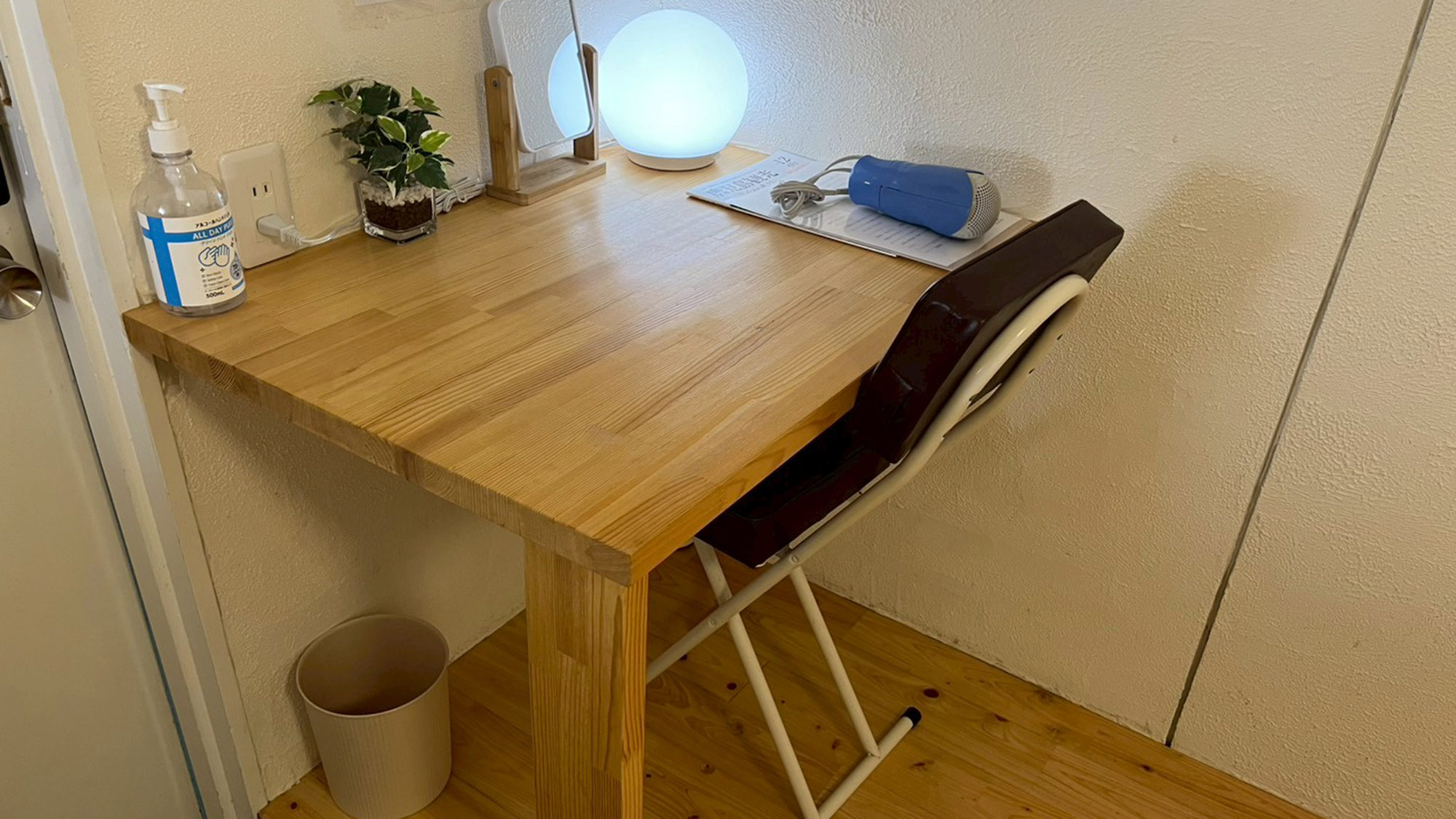 ・【201/ダブルルーム】ドライヤーと鏡を完備。シャワー後や朝のお仕度にご利用ください