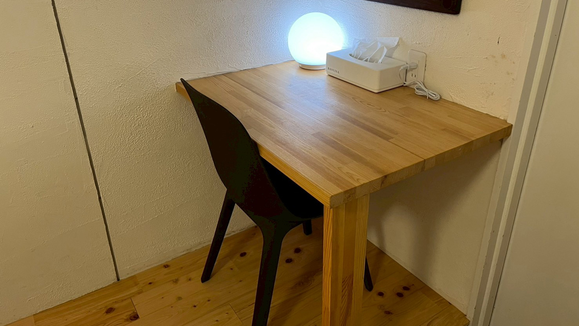 ・【201/ダブルルーム】デスクにはライトを完備。無料高速Wi-fi利用でワーキングも可能