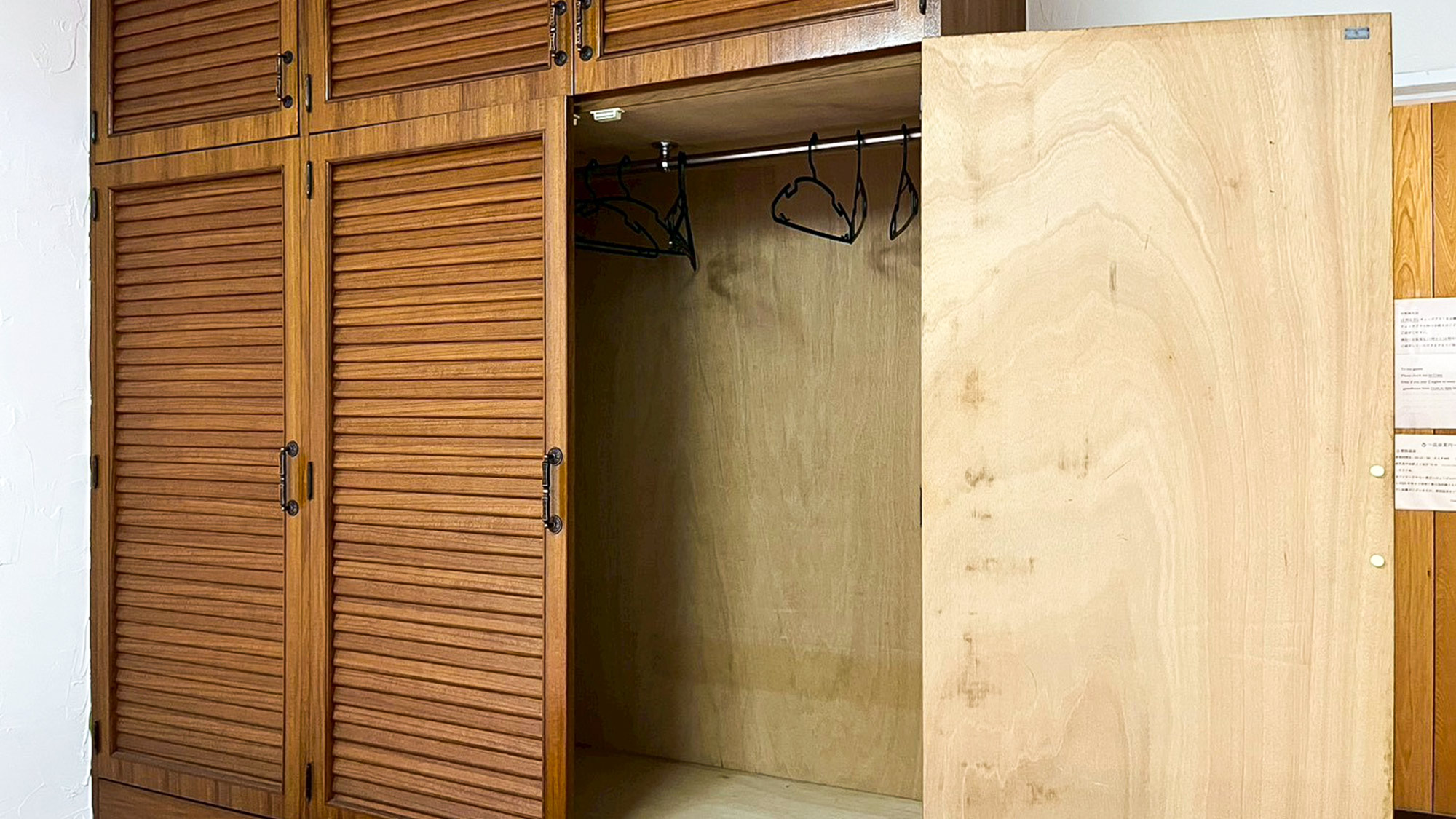 ・【302 / 女性専用ツイン】大きめのクローゼットでスーツやロングコートなど収納いただけます