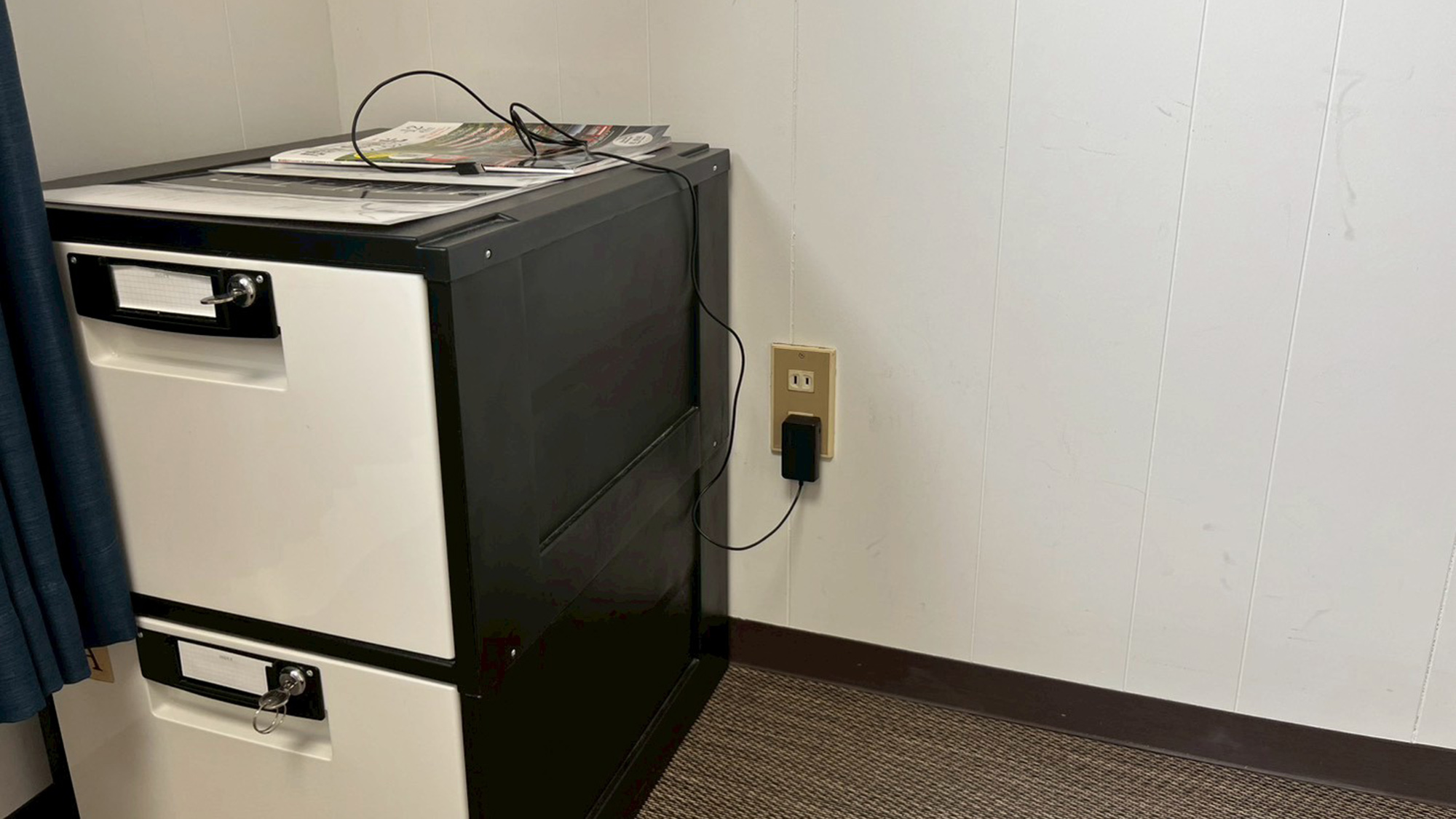 ・【301/ツインルーム】コンセントや鍵付の収納スペースを完備。ご自由にお使いください