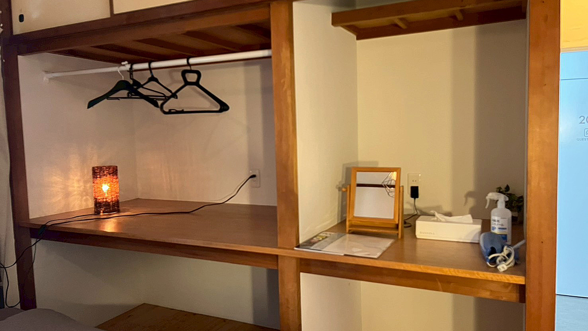 ・【202/ツインルーム】ハンガー掛け、コンセント、ワークデスク等を完備。ご自由にお使いください