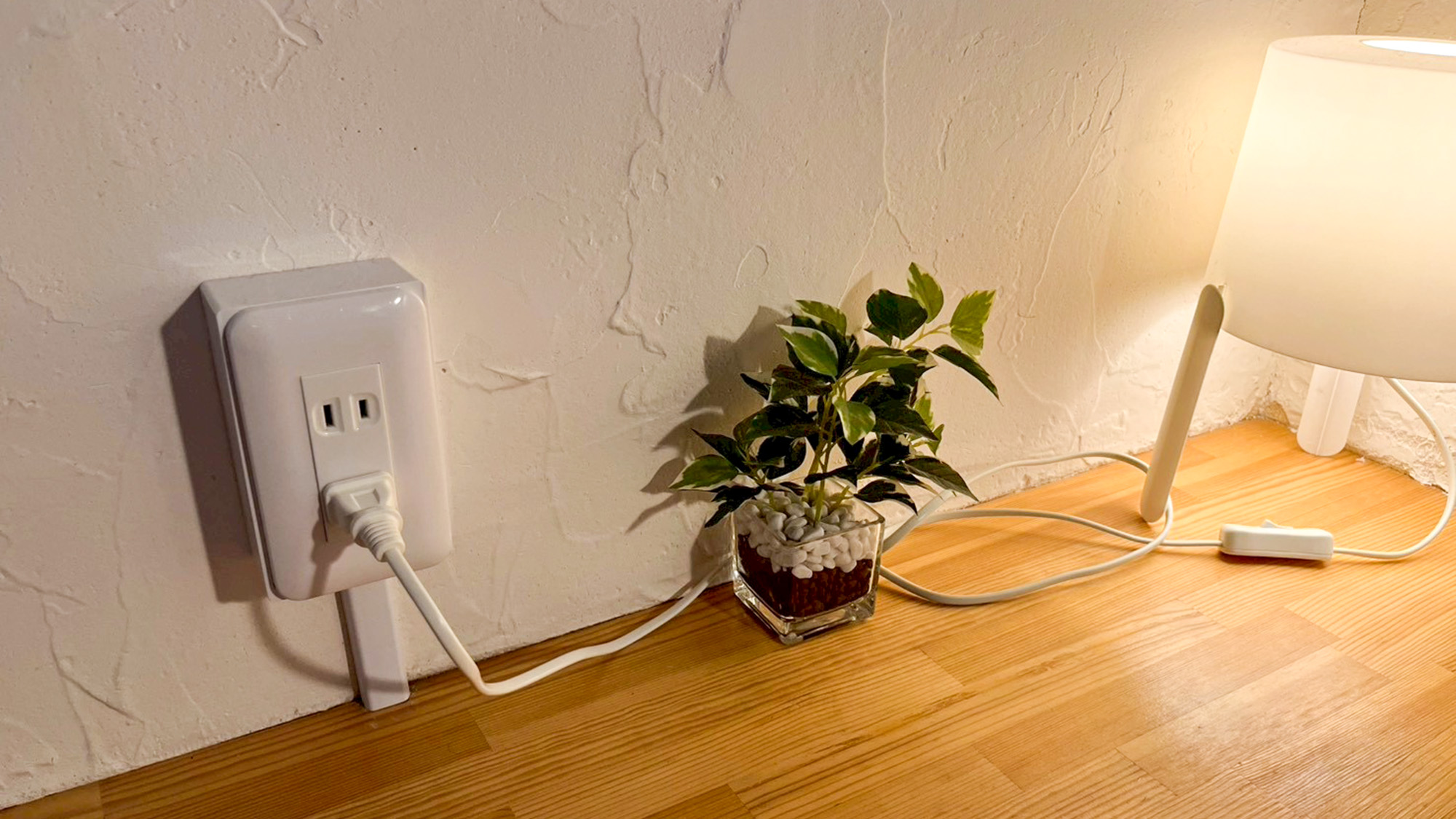 ・【205/ツインルーム】コンセントを完備。ドライヤーやスマホの充電にご利用ください