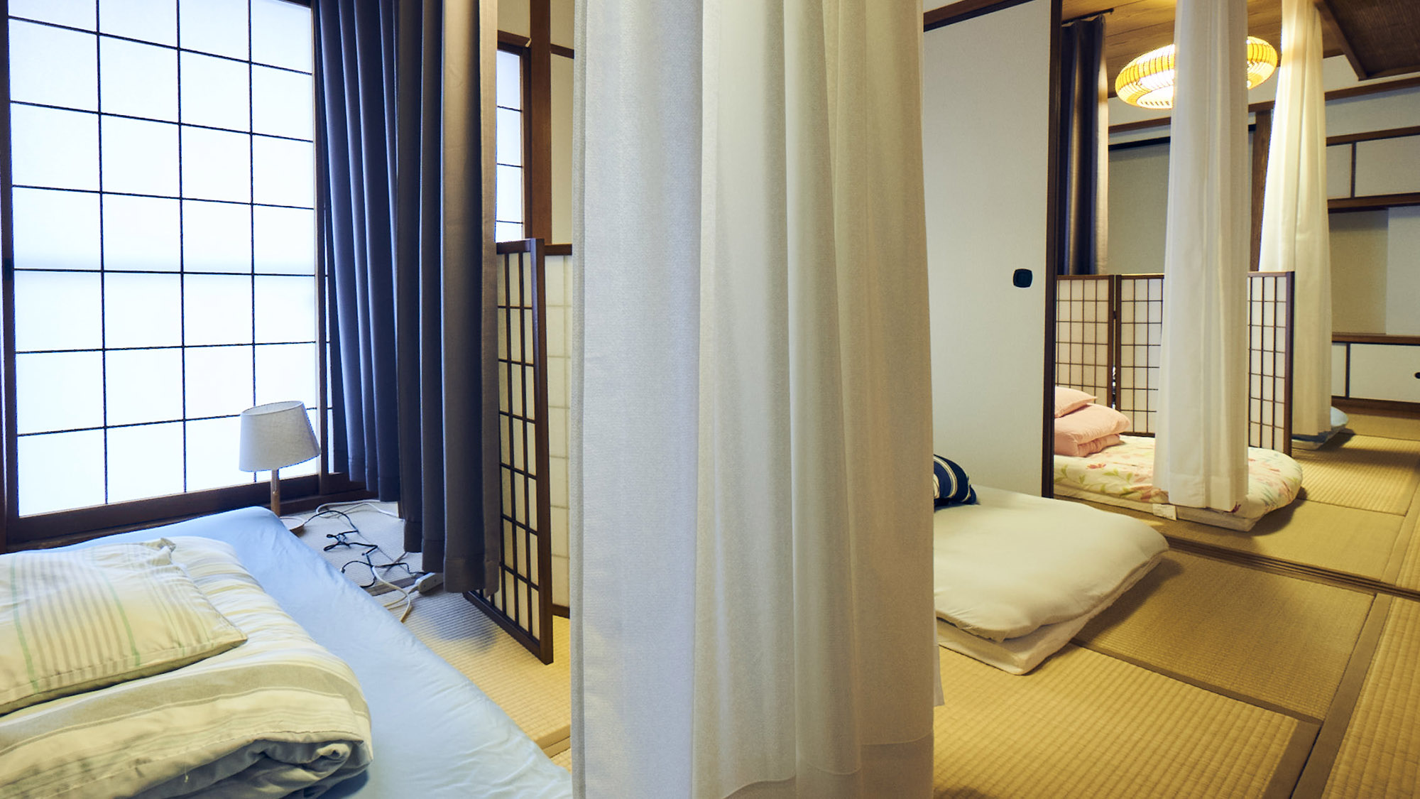 ・【304/ドミトリー和室ルーム】各お布団にカーテン、仕切りを完備。ごゆっくりお過ごしください