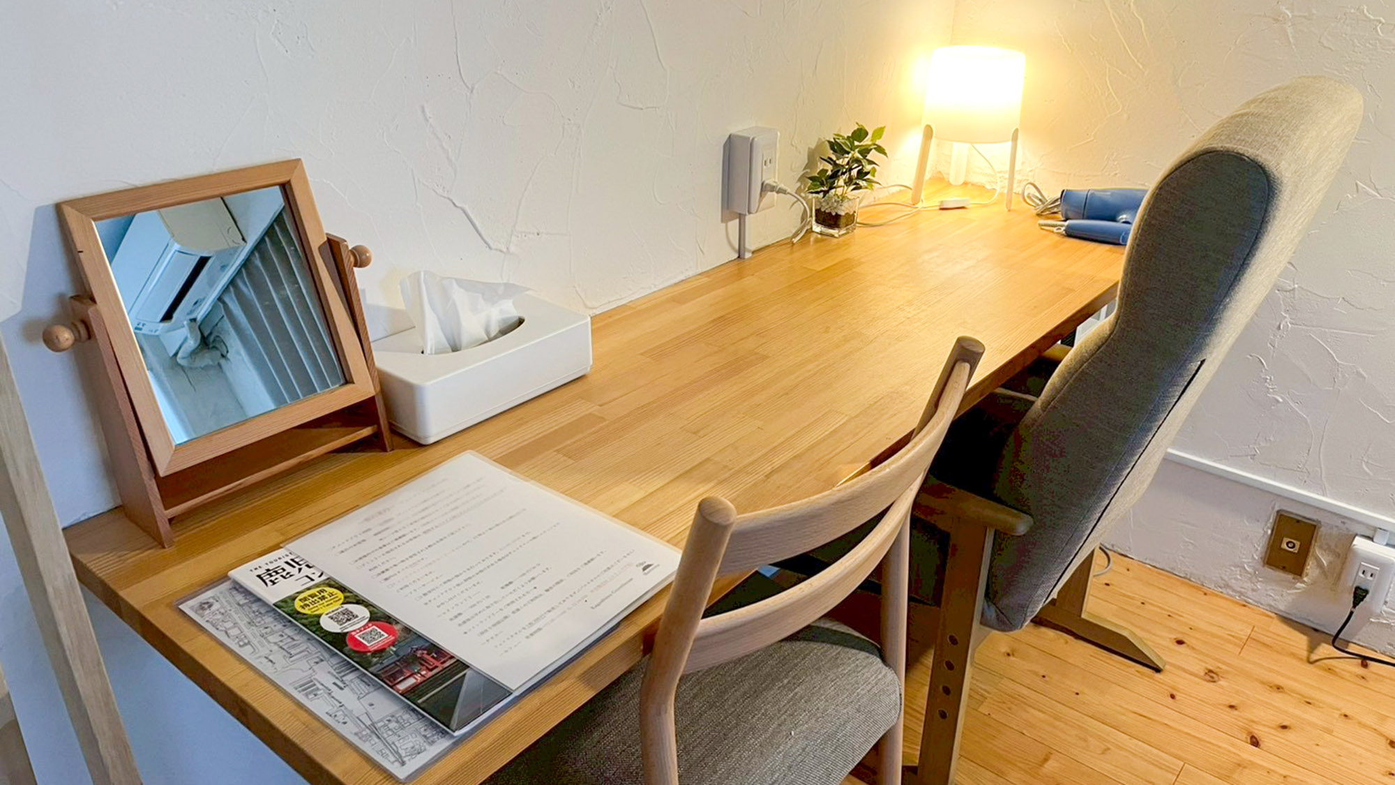 ・【205/ツインルーム】座り心地の良い椅子を完備。パソコンや読書等でご利用ください