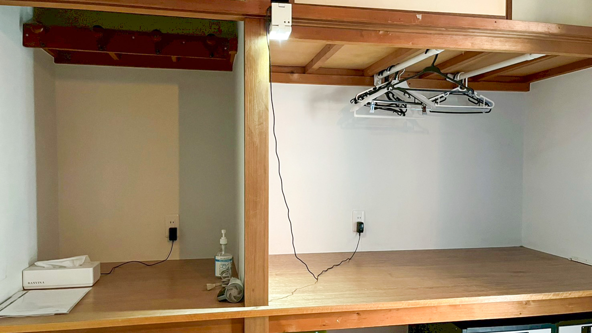 ・【203/ドミトリー】ハンガー掛け、コンセントも複数完備。ご自由にお使いください