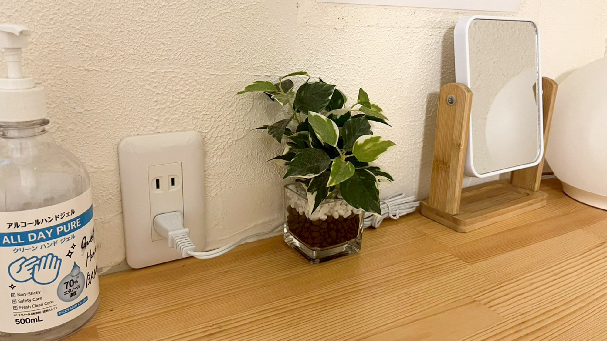 ・【201/ダブルルーム】コンセントを完備。ドライヤーやスマホの充電にご利用ください