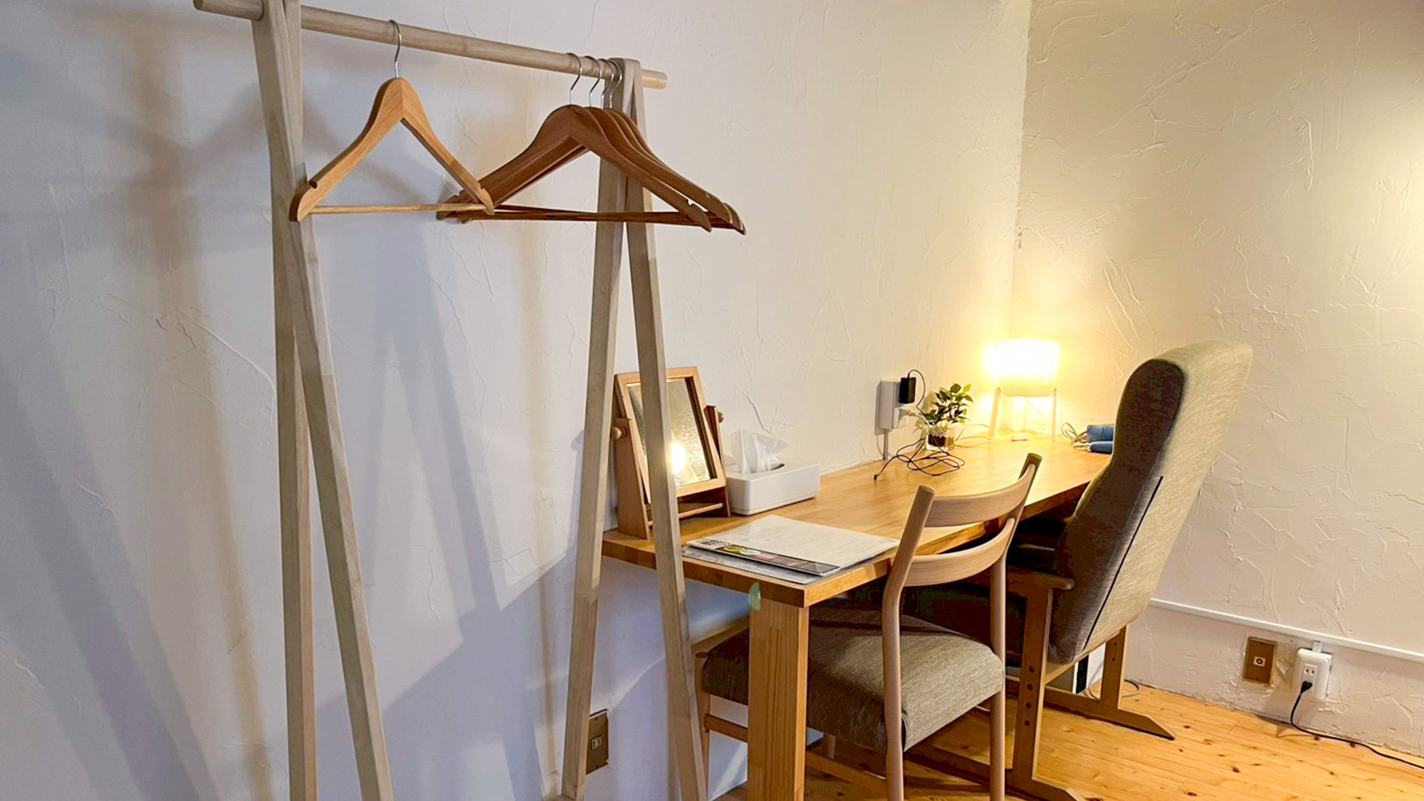 ・【205/ツインルーム】ハンガー掛けを完備。シワをつけたくないお洋服や長めのアウターでも安心です