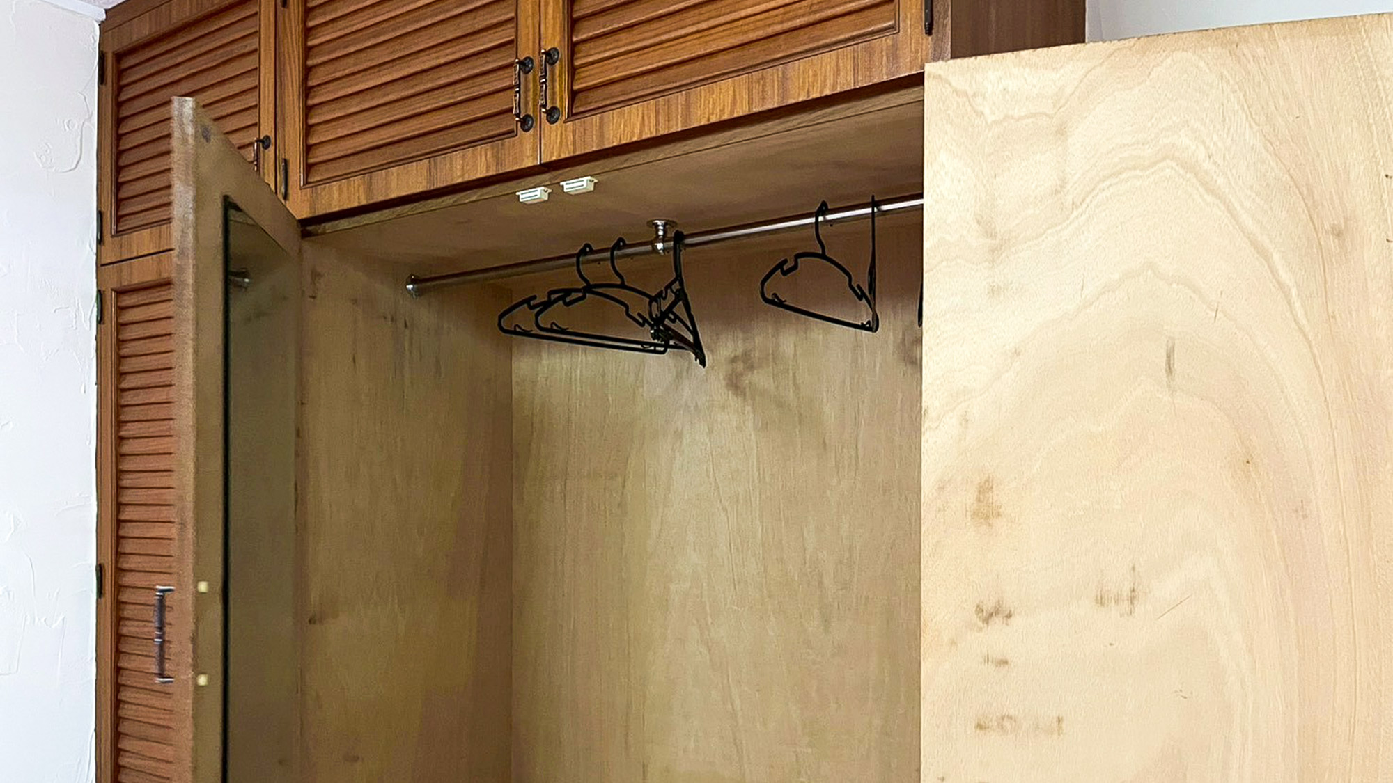 ・【302 / 女性専用ツイン】ハンガーも複数ご用意しておりますので上着やパンツをおかけいただけます