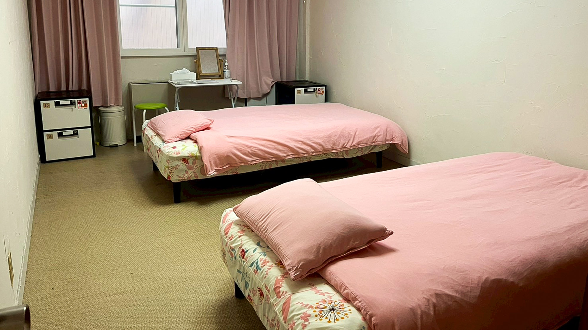 ・【302 / 女性専用ツイン】ベッド間も広めでゆったりお過ごしいただけます