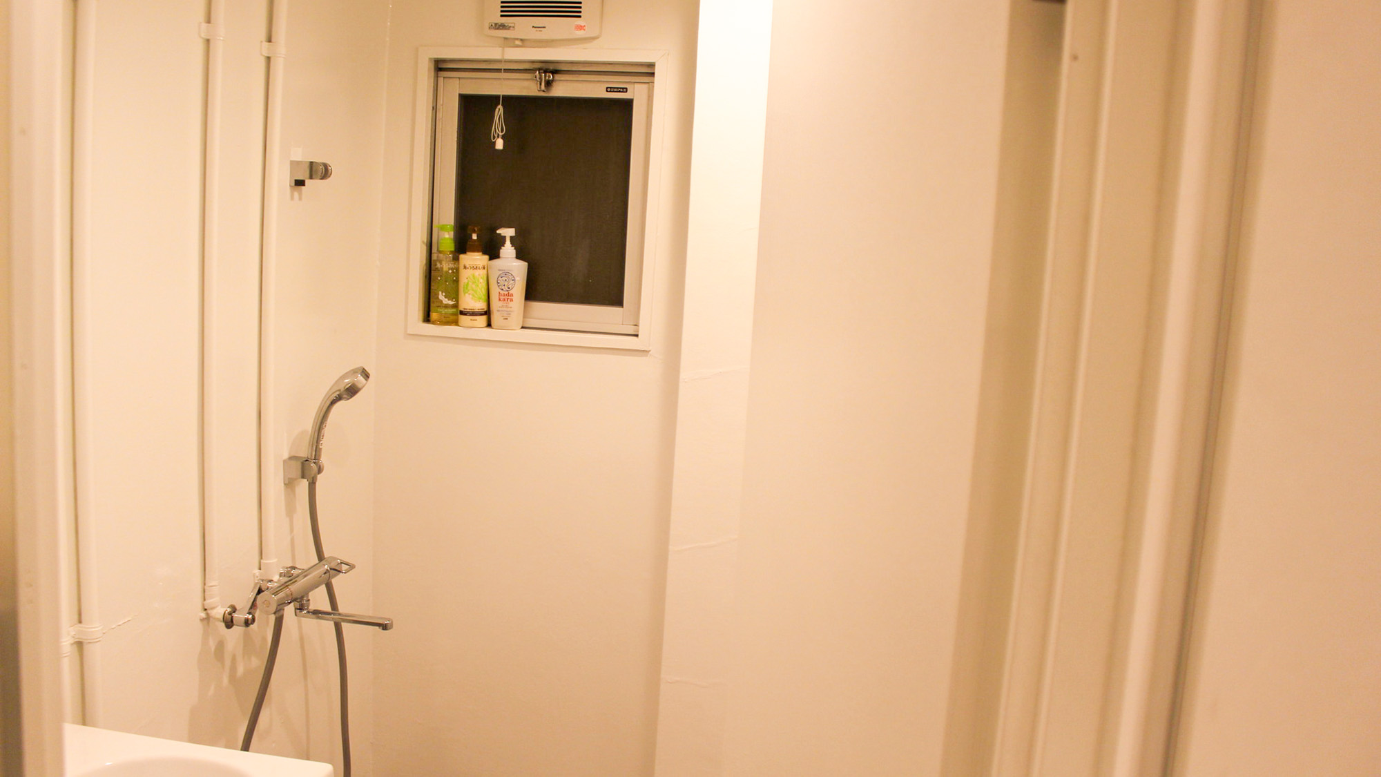 ・【シャワールーム】2Fに男性用、3Fに女性用の設備がございます。シャワーは24時間ご利用可能です