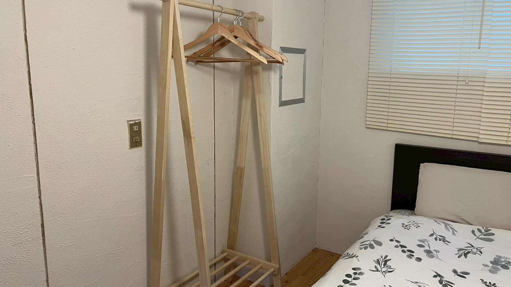 ・【201/ダブルルーム】ハンガー掛けを完備。シワをつけたくないお洋服や長めのアウターでも安心です