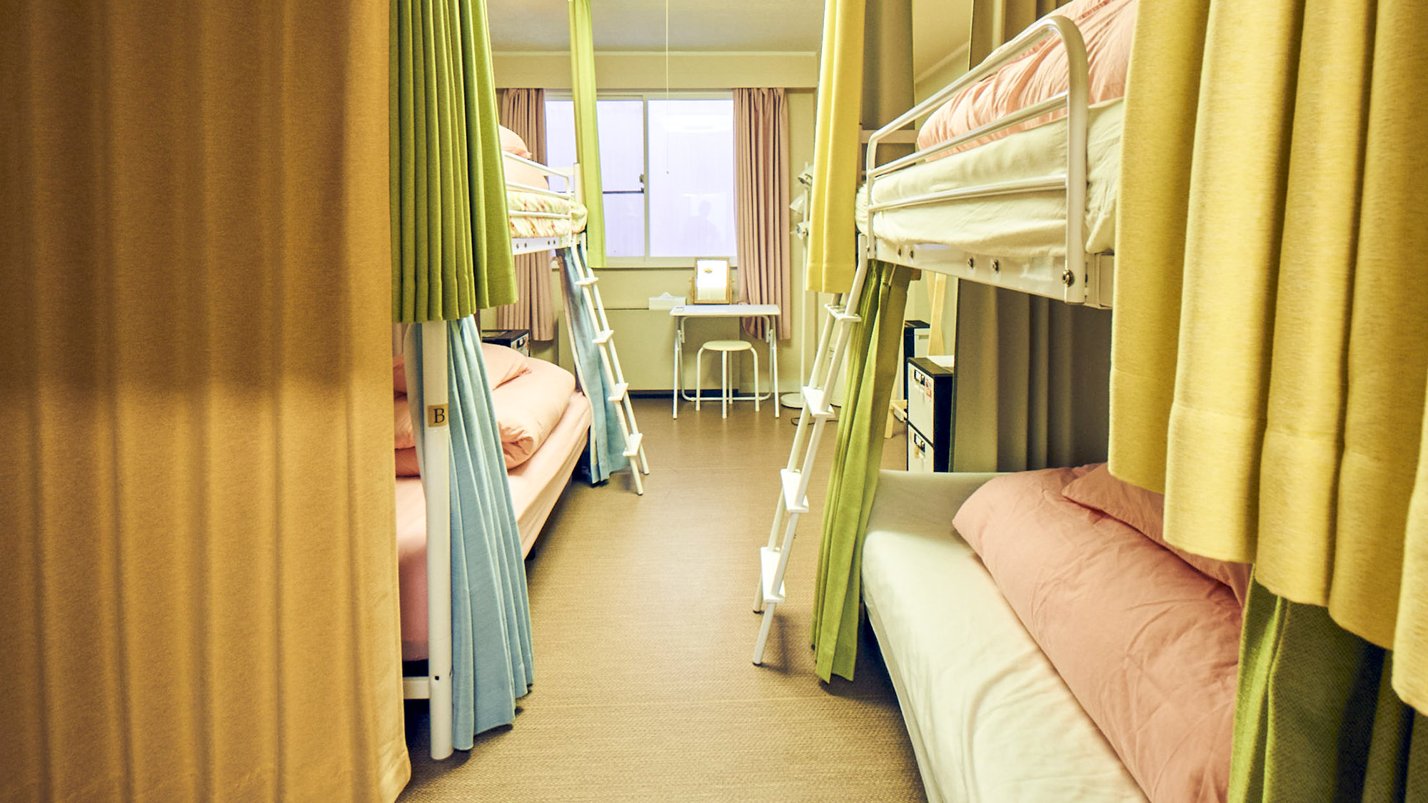 ・【303/ドミトリー】女性専用のお部屋。色とりどりの遮光カーテンを設置しております