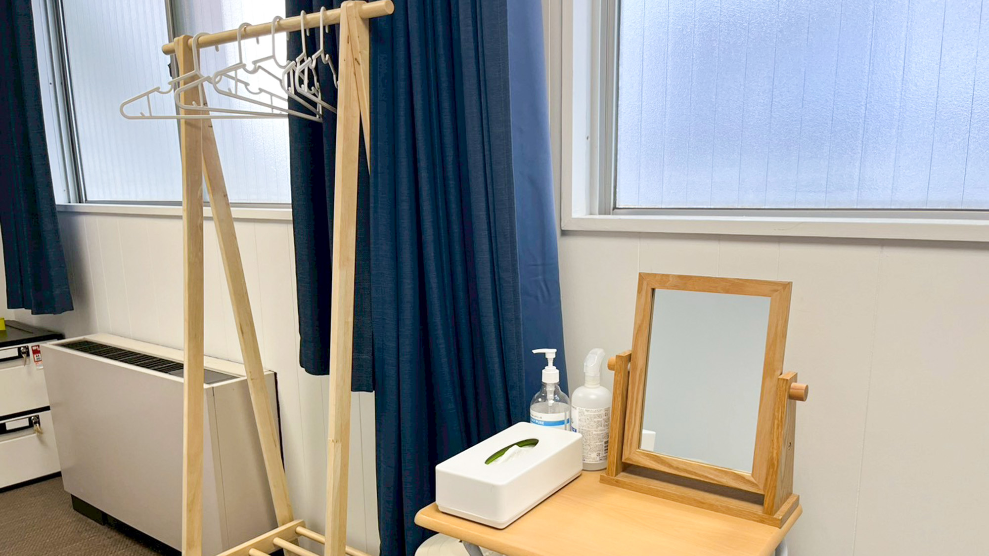 ・【301/ツインルーム】ハンガー掛けを完備。シワをつけたくないお洋服や長めのアウターでも安心です