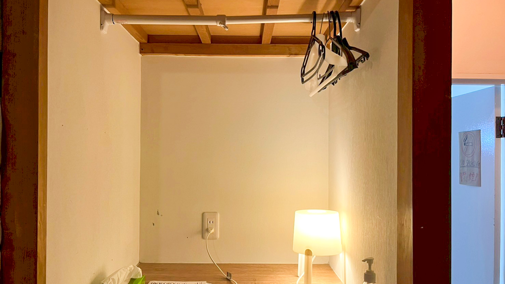 ・【204/ツインルーム】ハンガー掛けを完備。シワをつけたくないお洋服でも安心です