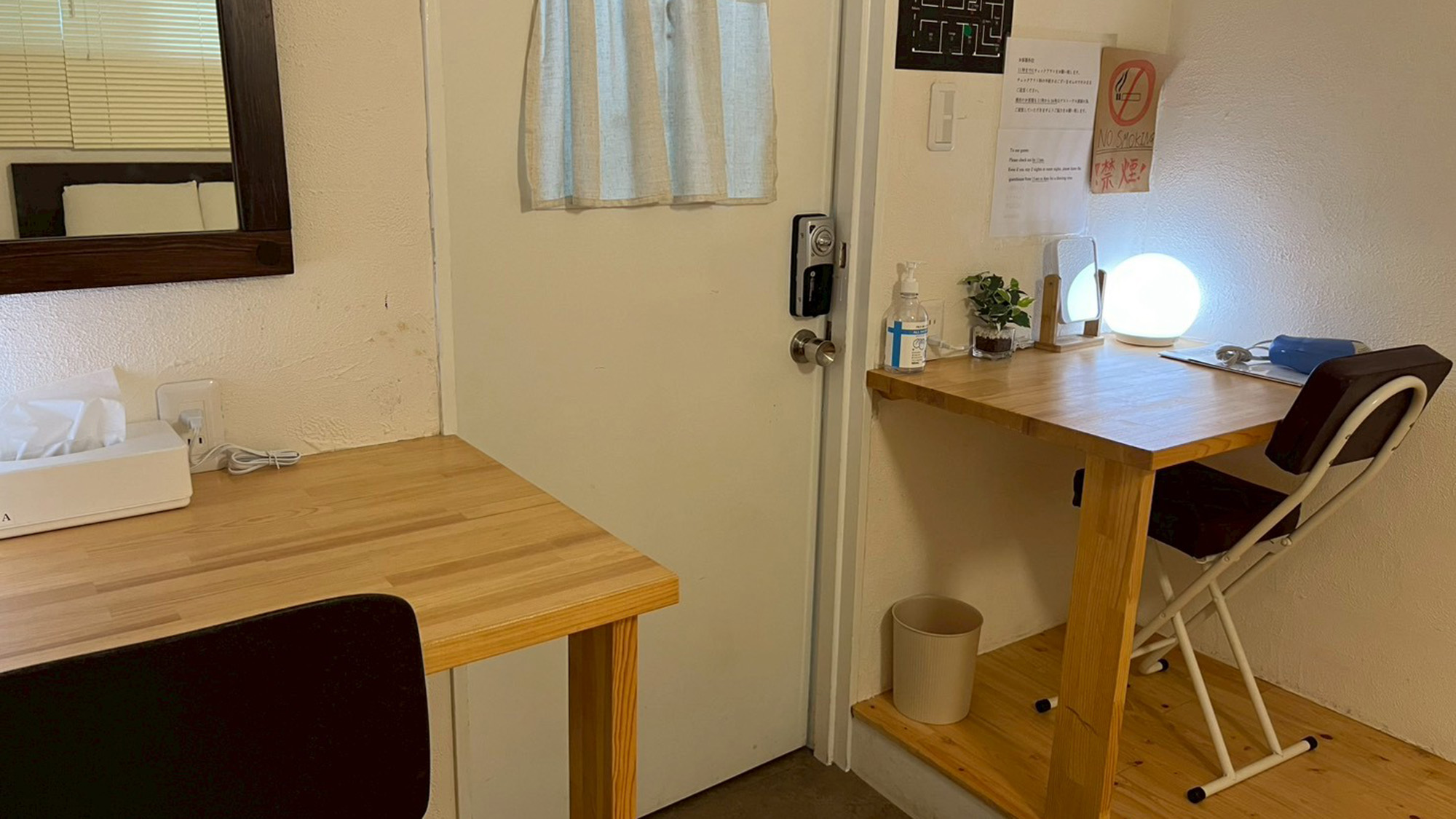 ・【201/ダブルルーム】最大2名様宿泊可能。ワークデスクも2台ございます