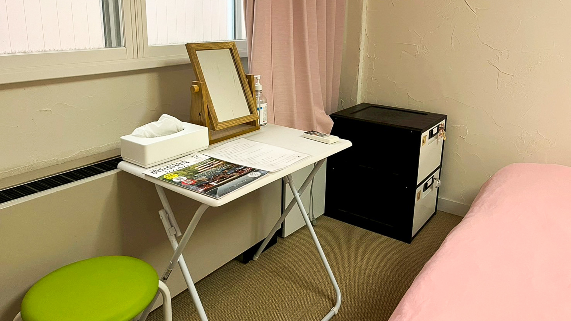 ・【302 / 女性専用ツイン】朝の身支度やちょっとしたデスクワークの際にご利用いただけます