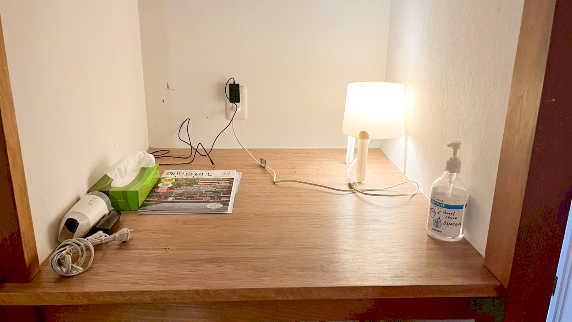 ・【204/ツインルーム】コンセント、ワークデスク、ドライヤー等を完備。ご自由にお使いください