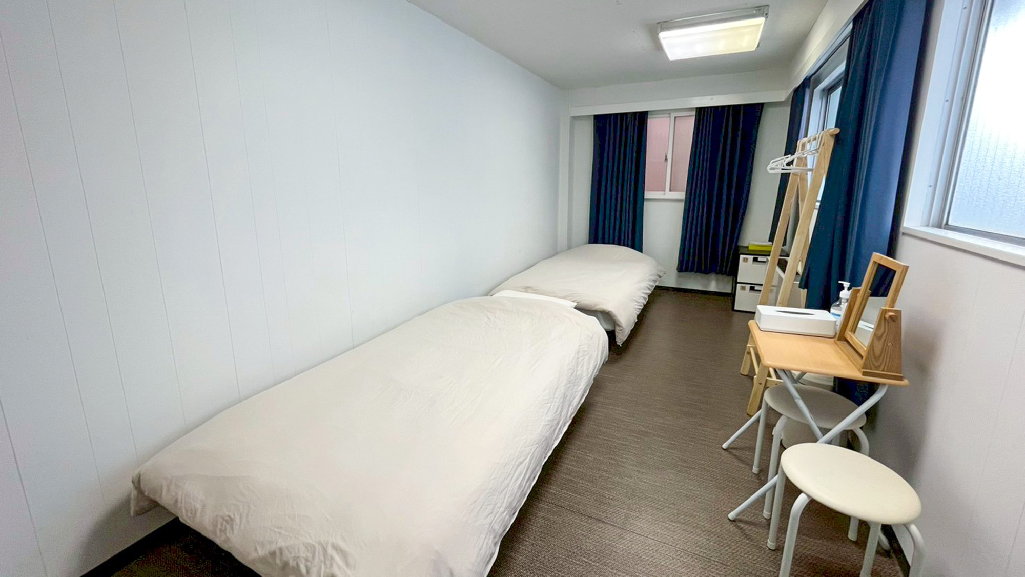 ・【301/ツインルーム】3面採光の明るいツインベッドルームです。ゆっくりお過ごしください