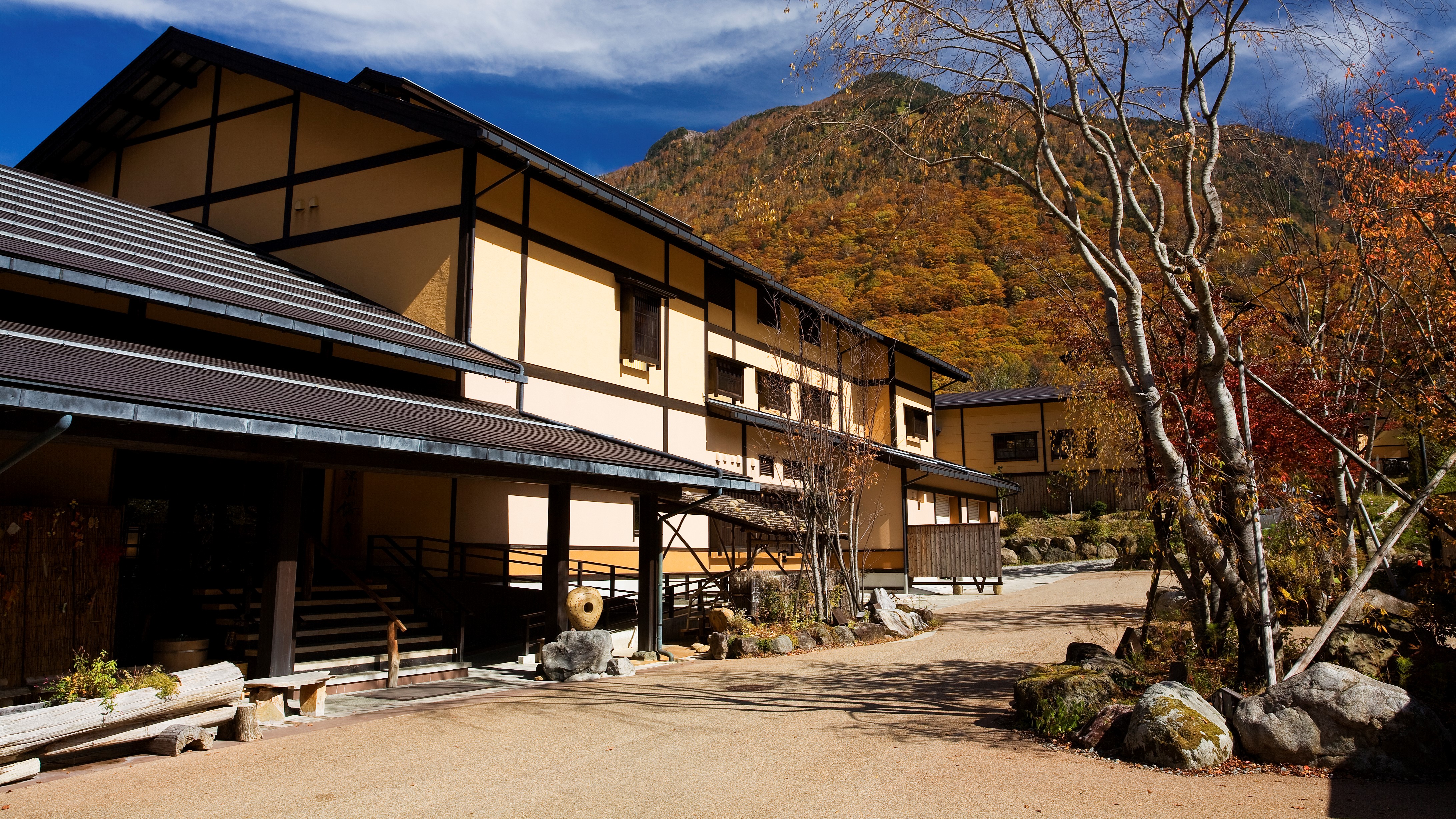 隣接する「匠の宿　深山桜庵」外観