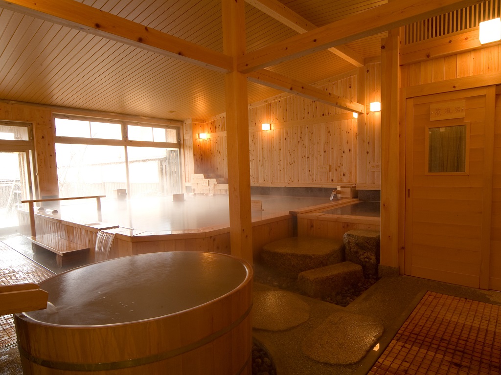 隣接する「匠の宿　深山桜庵」大浴場内湯